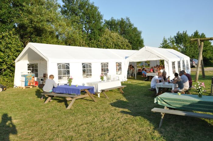 Her er alle tre telte sat sammen til et stort telt i forbindelse med sommerfesten
